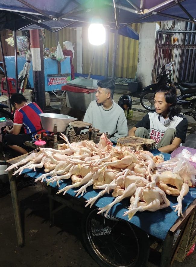 Pedagang Ayam di Pasar Tanjung Jember (Dokpri)