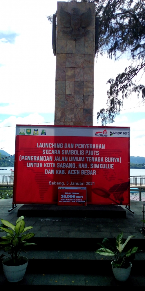 Spanduk Launching dan Penyerahan secara Simbolis PJUTS di Taman Sabang Merauke (Doc Pribadi/Istimewa)