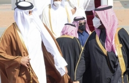 Emir Qatar (kiri) bersama Putra Mahkota Arab Saudi (dok.anadoluagency)