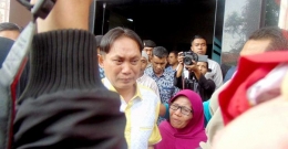VONIS : Terdakwa kasus pemerasan pada proyek rehab SD/SMP pasca bencana Kota Mataram, H. Muhir, divonis dua tahun penjara oleh hakim Pengadilan Tipikor Mataram kemarin. (Dery Harjan/Radar Lombok)