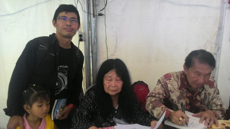 kenang- kenangan foto ketika di booth Pak Tjiptadinata dan Bu Roselina pada Kompasianival di Gandari City (Kompasiana/Ign. Joko Dwiatmoko)
