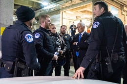 Pence sedang berbicara dengan petugas kepolisian | Foto: Twitter @Mike_Pence