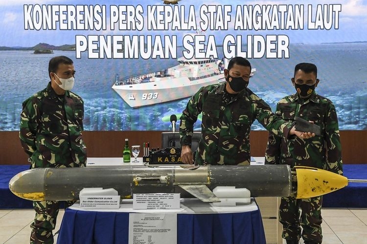 KSAL menjelaskan bahwa Sea Glider yang ditemukan oleh nelayan di Kepulauan Selayar, Sulawesi Selatan tersebut berupa alat yang berfungsi untuk mengecek kedalaman laut dan mencari informasi di bawah laut itu akan diteliti lebih lanjut. (ANTARA FOTO/M Risyal Hidayat via kompas.com)