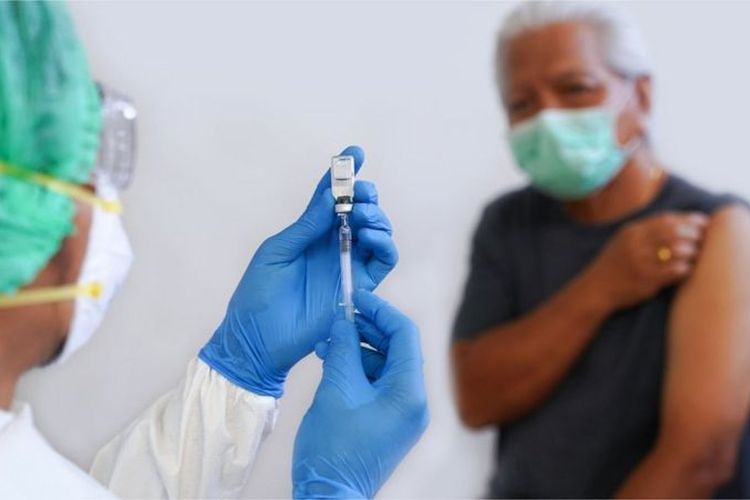 ilustrasi disuntik vaksin covid-19. (sumber Getty Images via BBC Indonesia via kompas.com)