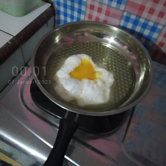 Menggoreng Telur Ceplok (Dokumentasi Pribadi)