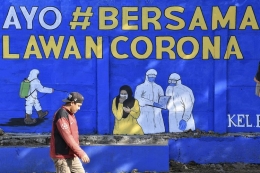 Seorang warga yang tidak mengenakan masker melintas, di depan mural yang berisi pesan waspada penyebaran virus Corona di kawasan Tebet, Jakarta, Selasa (8/9/2020). Data Satuan Tugas Penanganan COVID-19 per hari Selasa (8/9/2020) lima kabupaten/kota yang tercatat mengalami kenaikan risiko, sehingga saat ini ada 70 kabupaten kota dengan risiko tinggi dari pekan lalu sebanyak 65 daerah. ANTARA FOTO/M Risyal Hidayat/hp.(ANTARA FOTO/M RISYAL HIDAYAT via KOMPAS.com)
