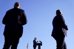 Petugas Secret Service menjaga Joe Biden sedang berpidato pada sebuah acara di Gettysburg National Military Park in Gettysburg, Pa., Tuesday, Oct. 6, 2020. (AP Photo/Andrew Harnik)