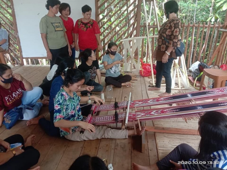 Relasi antara penenun senior dan penenun pemula menghasilkan transfer teknik menenun dan berbagi pengalaman yang menyenangkan (Dokumentasi by Ibu Anna)