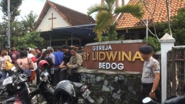 Polisi Republik Indonesia sedang Mengamankan Peribadatan Jemaat Gereja St. Lidwina Bedog (Sumber: CNN Indonesia).