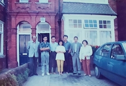 Foto pertama, teman bapak dari Indonesia yang tinggak di London, yang menjemput kami dari Bandara Heartrow. 