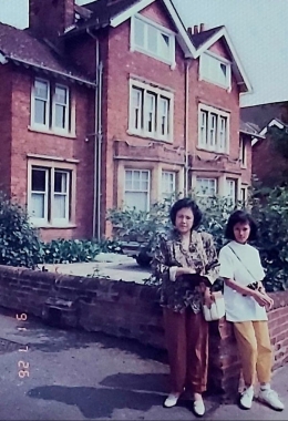 Foto kedua, aku dengan ibuku dengan latar belakang deretan rumah2 klasik, sejalan dengan rumah teman bapak .....
