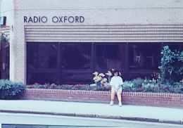Tidak jauh dari rumah kami yang kami tempati, terdapat "Radio Oxford" .....