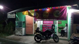 Warung nasi goreng nenek Jovinka yang relatif sepi (foto: dok pri)