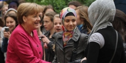 Kanselir Jerman Angela Merkel memakai baju merah bertemu pelajar muslim. Sumber gambar : CNN.com diakses 9/01/2021