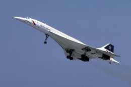 Pesawat penumpang Concorde mampu terbang lebih cepat dari kecepatan suara. Sumber gambar: Eduard Marmet/wikimedia.org 