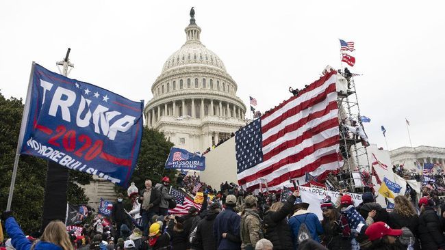Para pendukung Trump berkumpul di gedung Capitol, Washington DC, AS. Sumber: CNNIndonesia.com.