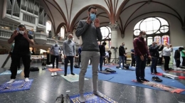 Gereja Martha Lutheran di Berlin, Jerman menjadi lokasi salat Jumat umat Muslim karena keterbatasan ruang di masjid imbas Covid-19. Sumber  : Reuters