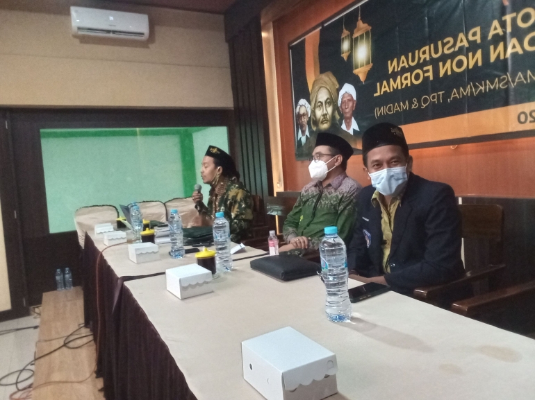 Jajaran pembina (dari kiri) : Ketua Pengurus LP Ma'arif, Ketua PCNU, Pembina pengembangan SDM LP Ma'arif NU Kota Pasuruan. 