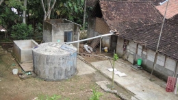 Memanen air hujan dari atap di Kab Gunung Kidul (sumber: kabarhandayani.com)
