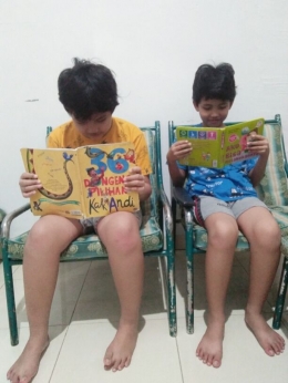 anak-anak membaca buku cerita dongeng bergambar (sumber:dokpri)