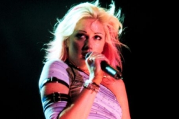 Gwen Stefany menjadi sosok ikonik di musik rock dan fesyen (sumber: rollingstone.com)