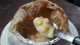Zuppa soup adalah sup kental puff dengan pastry ala croissant di atasnya. Sedap rasanya. | Foto: Wahyu Sapta.