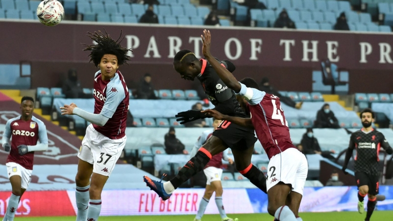 Sundulan Sadio Mane pada menit ke-4 merupakan gol pertama Liverpool di kandang Aston Villa (Foto Skysports.com)  