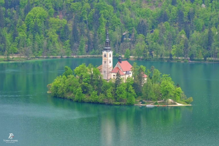 Church of the Assumption of Mary, Lake Bled. Sumber: koleksi pribadi