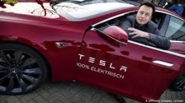 Elon Musk  with Tesla source : ww.dw.com