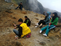 Aku dan rombongan ketika sampai di puncak gunung Kaba. Dok. Ozy V. Alandika