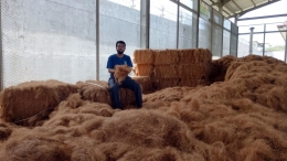 Penulis di fasilitas pemrosesan sabut kelapa menjadi cocofiber (Pipin Saleh)