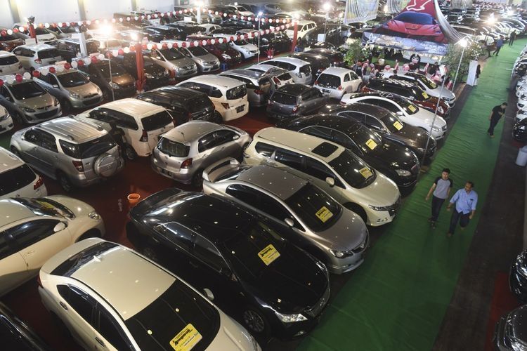 Pengunjung mengamati mobil bekas yang dipamerkan pada ajang Bazaar Mobil Bekas di JX International Convention Hall, Surabaya, Jawa Timur, Rabu (9/8/2017).| Sumber: ANTARA FOTO/ZABUR KARURU