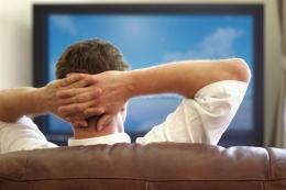 Ilustrasi mengisi waktu bermalas-malasan di rumah dengan menonton televisi| Sumber: Thinkstockphotos via Kompas.com
