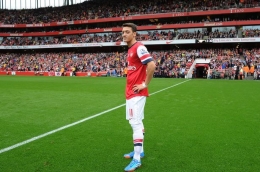 Seragam pertama Arsenal bernama Ozil. Gambar: Getty Images via Football.london