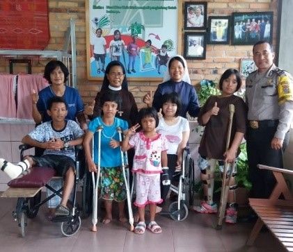 (Anak difabel paling kiri yang dibantu keluarga Pak Tjip -- dokpri)