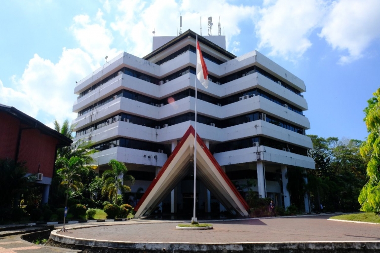 Gedung Rektorat Universitas Hasanuddin (Sumber: unhas.ac.id)