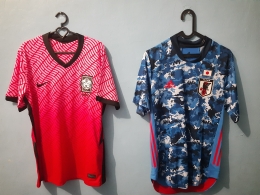 Ini merupakan bagian koleksian dan produk yang dijual, berupa jersei sepak bola negara Korea Selatan dan Jepang. Sumber: Dokpri.