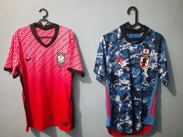 Ini merupakan bagian koleksian dan produk yang dijual, berupa jersei sepak bola negara Korea Selatan dan Jepang. Sumber: Dokpri.