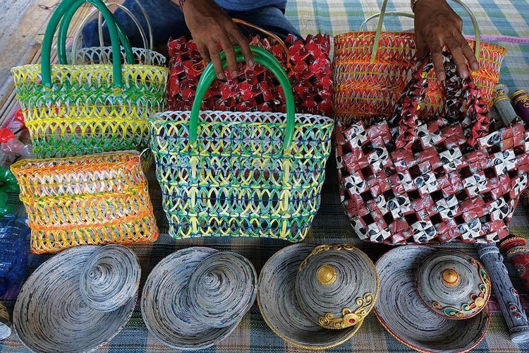 Foto tas berbahan sampah plastik di Denpasar (antara foto/nyoman hendra wibowo dari kompas.com) 