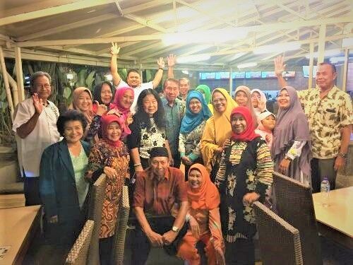 Bersama rekan-rekan di Bandung - dok Tjiptadinata Effendi