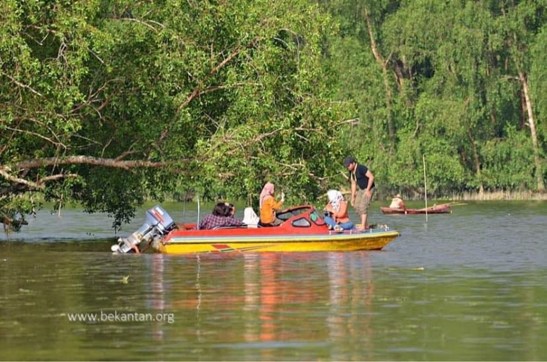 Beginilah kalau akan ke Pulau Curiak dan Pulau Bakut tempat konservasi bekantan, baju hitam itu Pak Fery (Kredit Foto: Fery Lens)