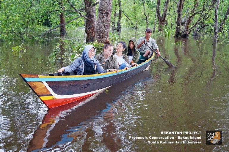 Berani mencoba bayangin kepala buaya muncul di sungai, lantas hilang lagi, uji nyali. paling depan adalah Amalia Rezeki (Kredit Foto: Dok