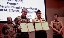 Rektor IPB, Arief Satria, dan Ketua Kwarda Jawa Barat, Kak Dede Yusuf, memperlihatkan piagam kerja sama penerimaan mahasiswa baru IPB melalui jalur prestasi Pramuka pada 2019 lalu. (Foto: scout.id)