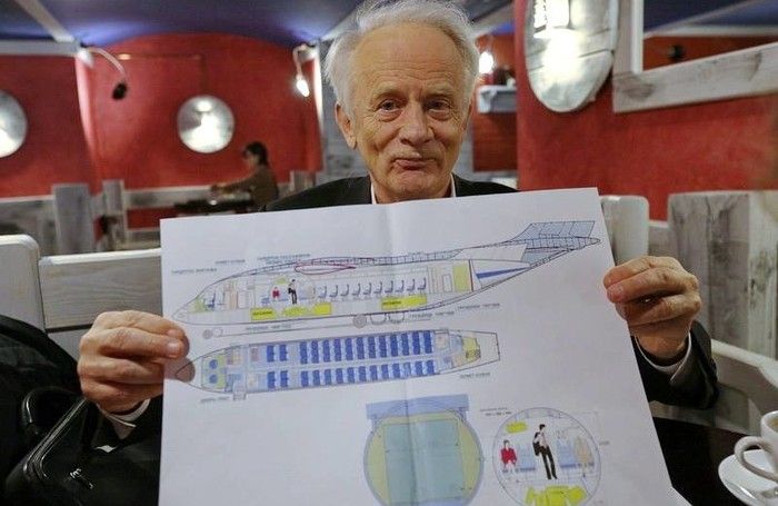 Vladimir Tatarenko memamerkan desain pesawat berkapsul dan berparasut | Foto: Kyiv Post via Detik.com