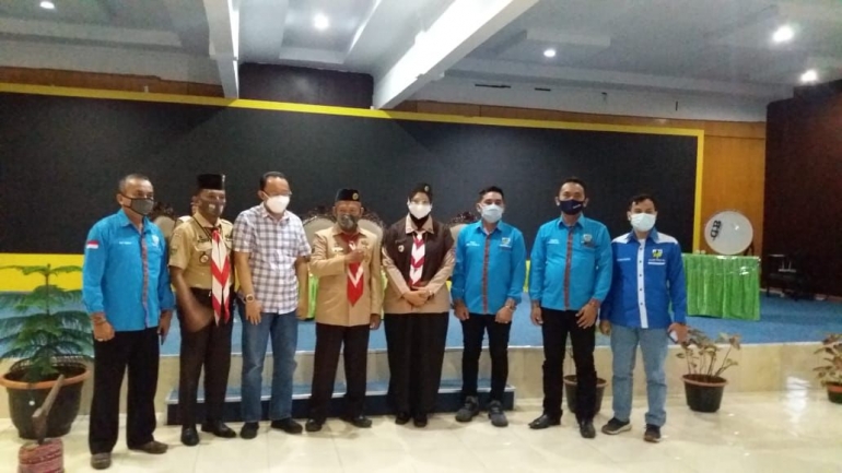 Pimpinan Gerakan Pramuka Kwarran Medan Area dan KNPI Medan Area berfoto bersama Bapak Camat Medan Area dan narasumber. (Foto: DKR Medan Area)