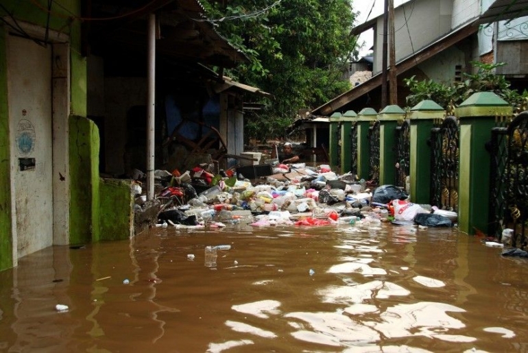Buang Sampah Sembarangan Salah Satu Penyebab Bencana Banjir | republika.co.id