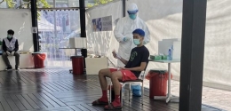 Pemain ganda putra Indonesia, Fajar Alfian menjalani tes usap PCR jelang tampil di turnamen Yonex Thailand Open 2021 di Bangkok. Turnamen yang menjadi awal kembalinya bulutangkis setelah vakum akibat pandemi ini akan dimulai Selasa (12/1) hari ini/Foto: badmintonindonesia.org