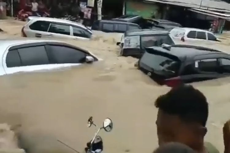 Ilustrasi Mobil Terseret Banjir (Sumber : kompas.com)