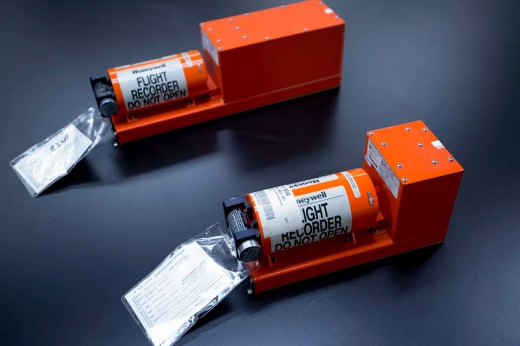 Black Box dari pesawat. Sumber: NTSB /www.theverge.com