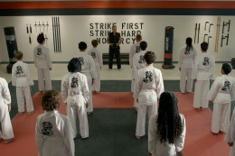 Suasana latihan dalam Cobra Kai Dojo. Sumber: IMDB/Netflix